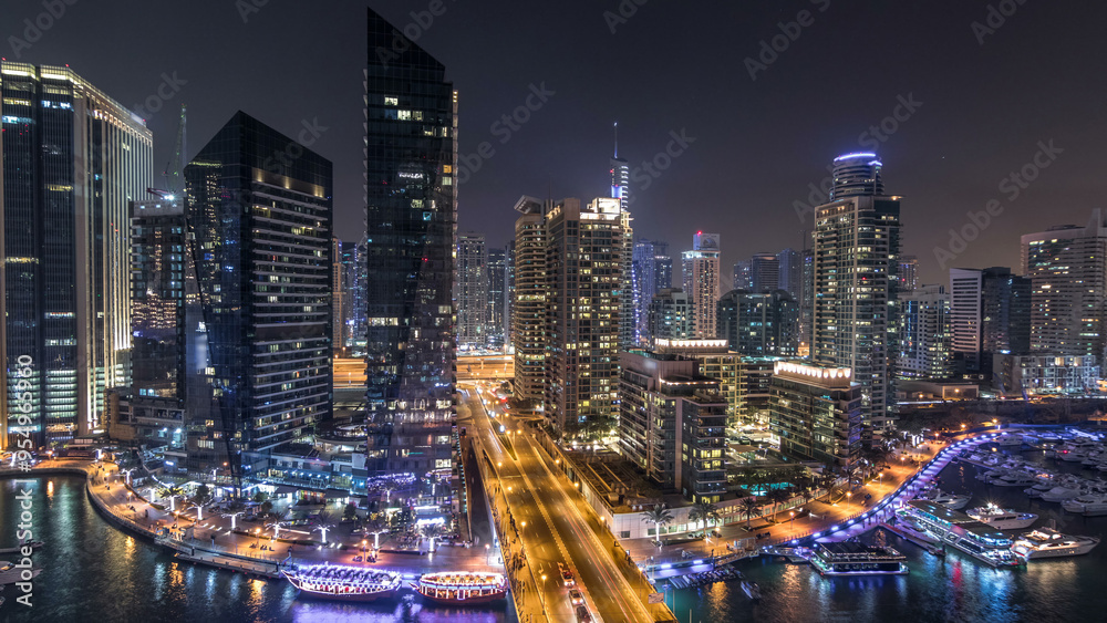 Obraz premium Water canal on Dubai Marina skyline at night timelapse.