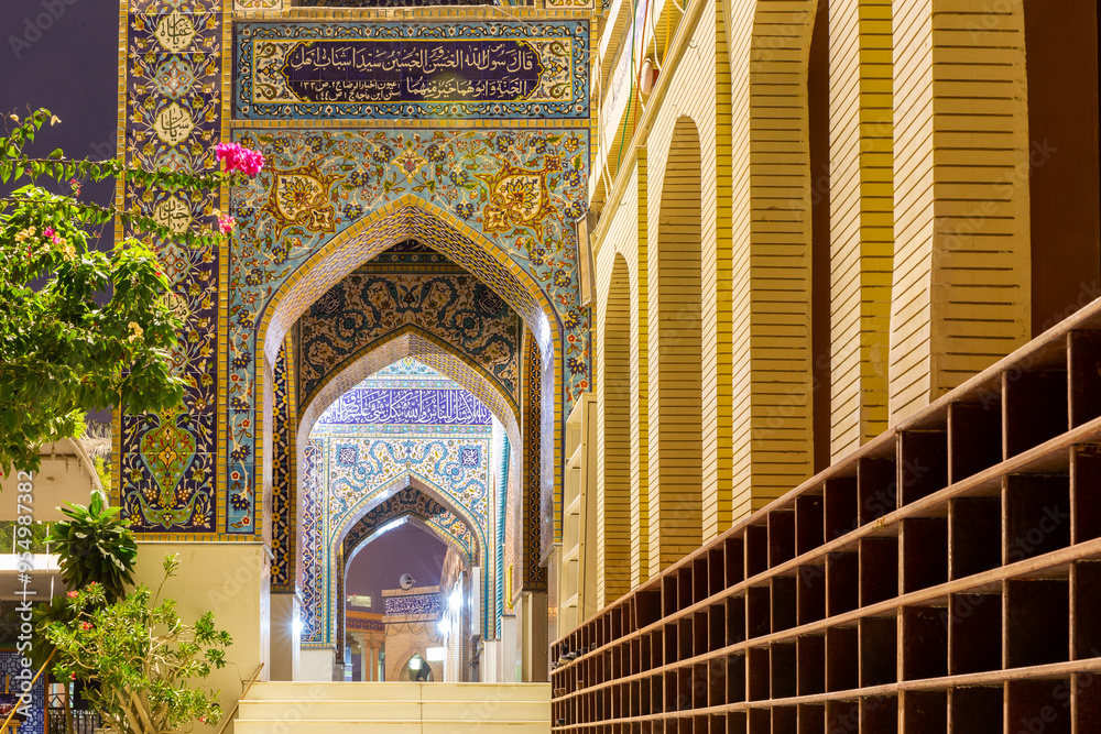 Foto de The Iranian Mosque (Imam Hussein Mosque) in Dubai, entrance ...