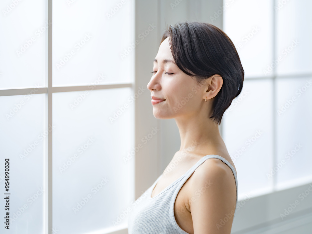 目を閉じる女性