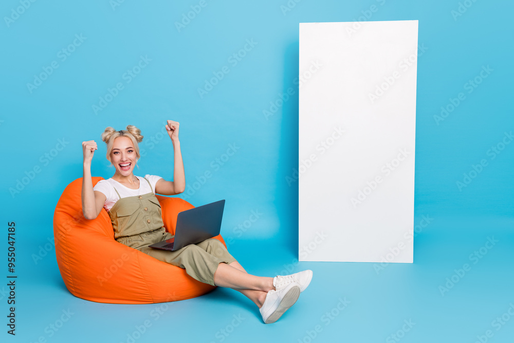 Φωτογραφία Full length photo of cool blond lady hold laptop yell sit wear t-shirt overall s