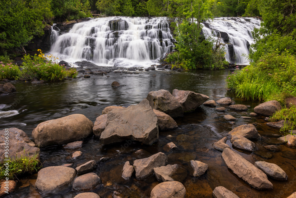 Fototapeta premium Bond Falls - A scenic waterfall landscape