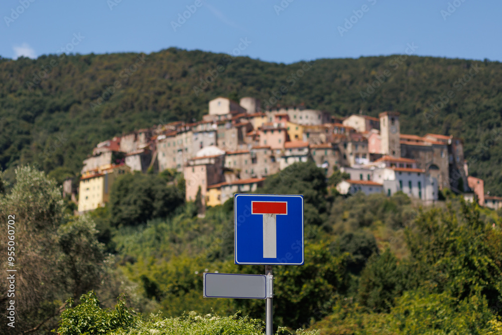 Obraz premium The road sign dead end with the blurred background of Italian traditional village with red roofs 