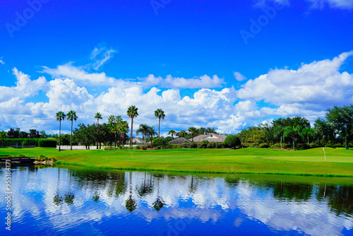Fototapeta Naklejka Na Ścianę i Meble -  Landscape of a beautiful lake in lakeland Florida	