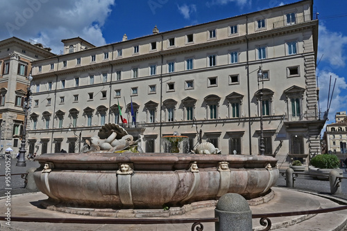 Roma, Palazzo Chigi e la fontana di piazza Colonna photo