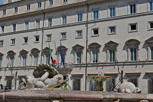 Roma, Palazzo Chigi e la fontana di piazza Colonna photo