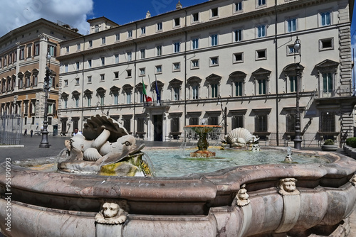 Roma, Palazzo Chigi e la fontana di piazza Colonna photo