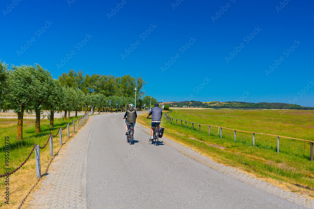 Fototapeta premium Urlaub in Mecklenburg Vorpommern - Insel Rügen Ausflug mit dem Fahrrad / Radweg Mönchgut, Thiessow, Zicker - gesunde Natur - Ferien in Deutschland Senioren Urlaub in Norddeutschland Rad fahren biken
