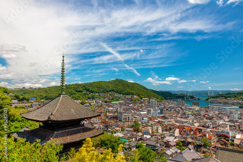 天寧寺の三重塔と尾道の町並み(広島県尾道市)