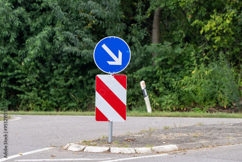 Verkehrsschild „Vorgeschriebene Vorbeifahrt links“ mit einer darunter angebrachten Leitbake
