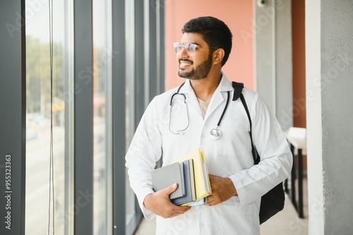 Fotografie multiracial South Asian medical students with a medical court and stethoscope
