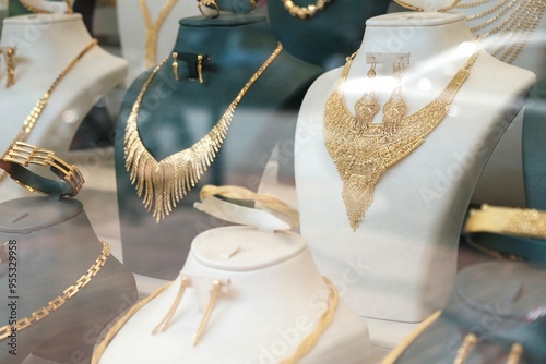 Fotografi Glass display case with gold women's jewelry