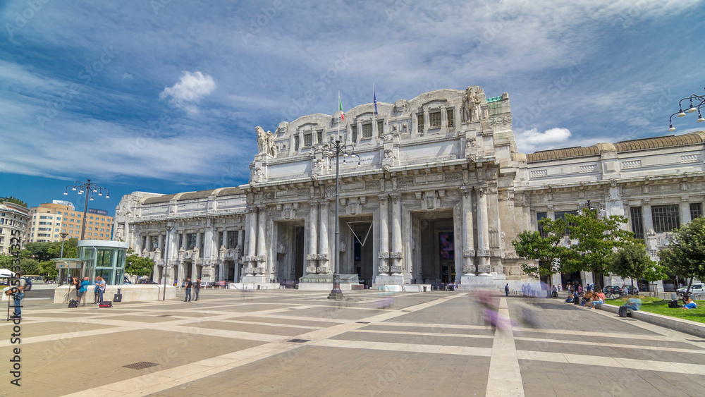 Obraz premium Front view of Milan antique central railway station timelapse hyperlapse.