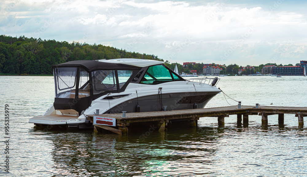 Luksusowa motorówka zacumowana na jeziorze Mikołajskim na Mazurach, Polska | Luxury Motorboat Moored on Mikołajskie Lake in Masuria, Poland Luksusowa motorówka zacumowana na jeziorze Mikołajskim na Mazurach, Polska | Luxury Motorboat Moored on Mikołajskie Lake in Masuria, Poland