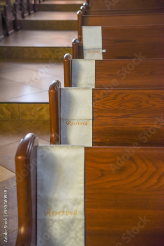 Φωτογραφία Reserved sign on church pew