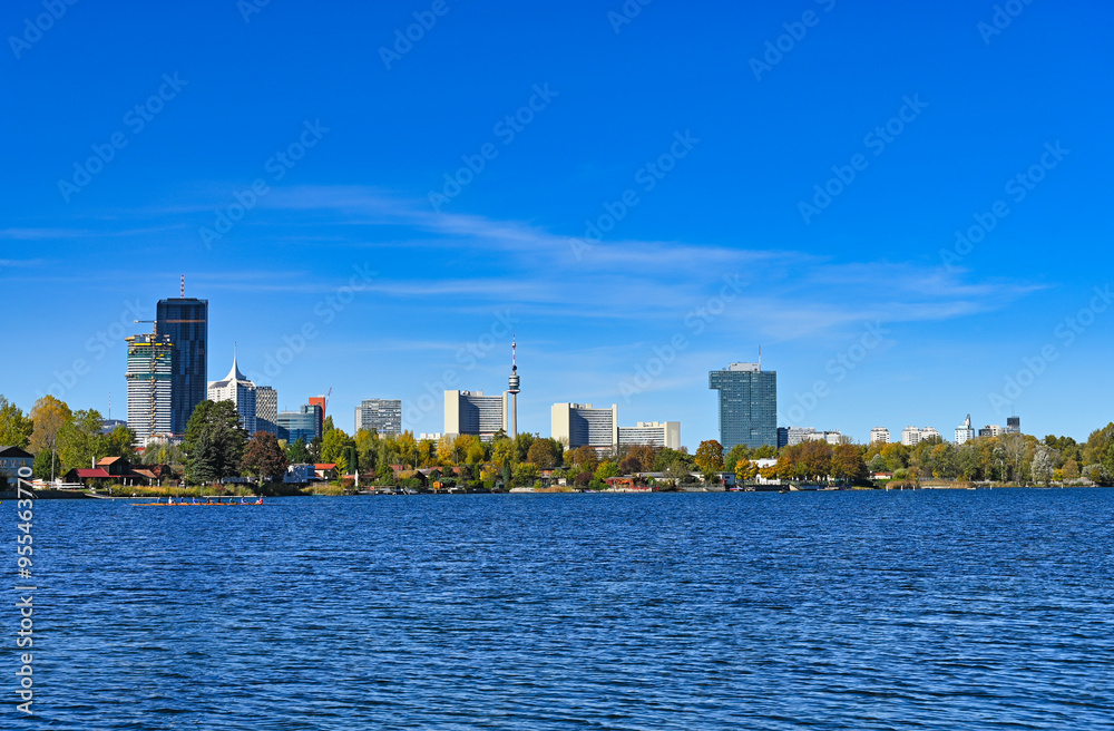 Obraz premium Skyline of Vienna and blue Donau river, sunny autumn day