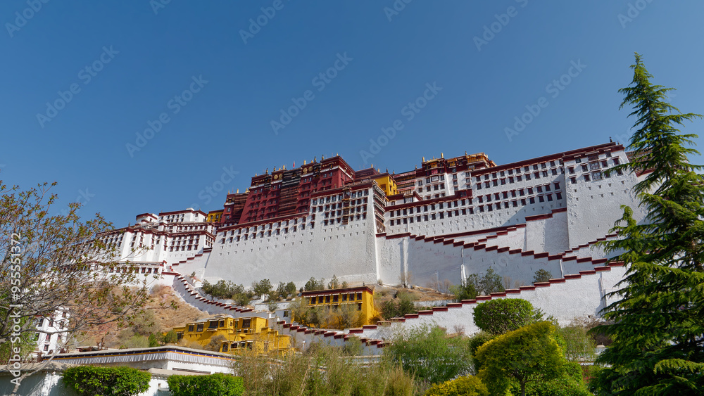 Φωτογραφία View of the amazing Potala Palace built on Red Mountain, the winter palace of th