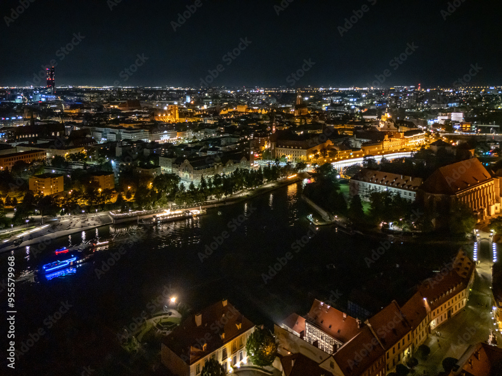 Naklejka premium Wrocław widziany z lotu ptaka nocą
