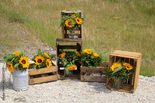 Eine festliche Dekoration mit wunderschöne gelbe Sonnenblumen.
 photo