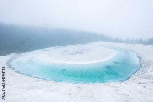 日本の風景・春　雪解けの八幡平　霧のドラゴンアイ（鏡沼）