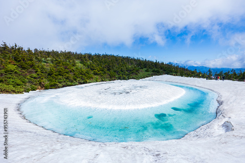 日本の風景・春　雪解けの八幡平　ドラゴンアイ（鏡沼）
