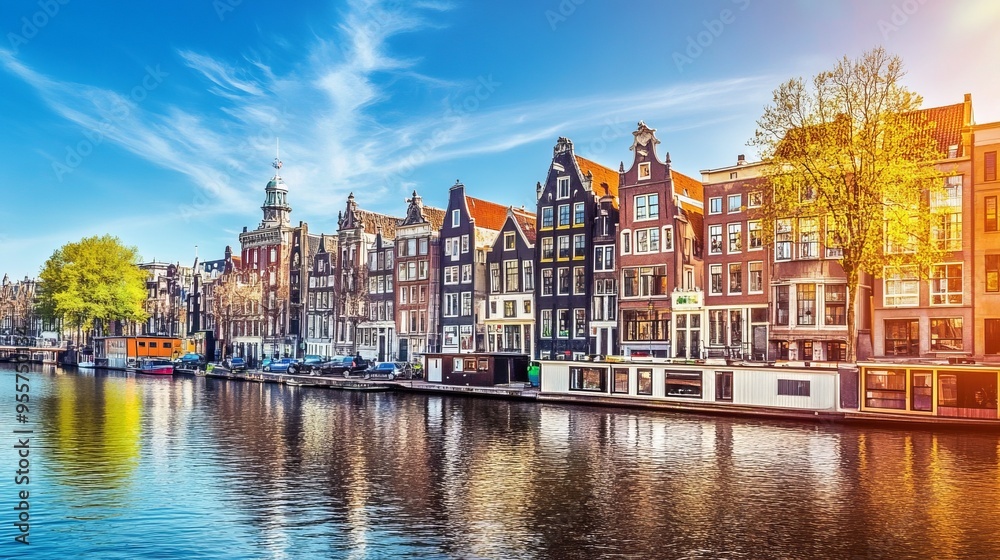 Obraz premium Scenic Canal View of Amsterdam