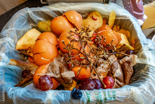 Φωτογραφία Food waste in a kitchen food waste caddy, full and ready to empty into the curbside caddy for collection and composting at a council facility