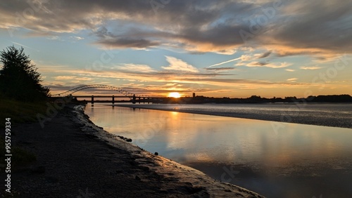 Fototapeta Naklejka Na Ścianę i Meble -  sunset over the river Mersey