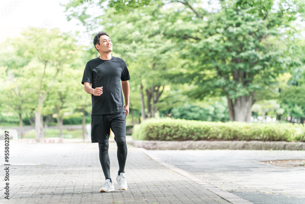 公園を散歩・ウォーキング・ランニングする男性(有酸素運動・ダイエット・脂肪燃焼)
公園を散歩・ウォーキング・ランニングする男性(有酸素運動・ダイエット・脂肪燃焼)