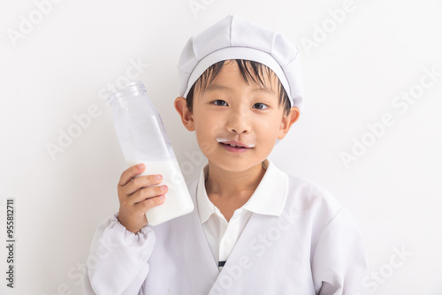 牛乳を飲む男の子　boy drinking milk photo