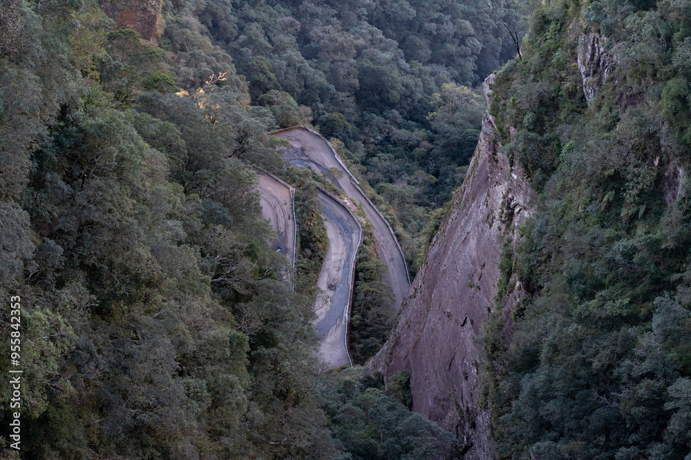 Obraz premium Photo of a road with curves seen from above in Serra do Corvo Branco, in Urubici, State of Santa Catarina, Brazil.