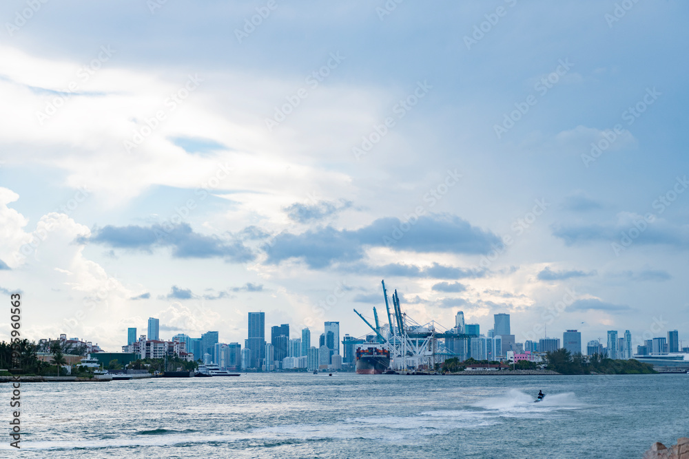 Fototapeta premium Miami skyline. Miami beach city downtown. Seaport and building skyscraper. Cityscape of Miami downtown. Florida with modern skyscrapers in downtown Miami. Skyline marina cityscape. Sunset view
