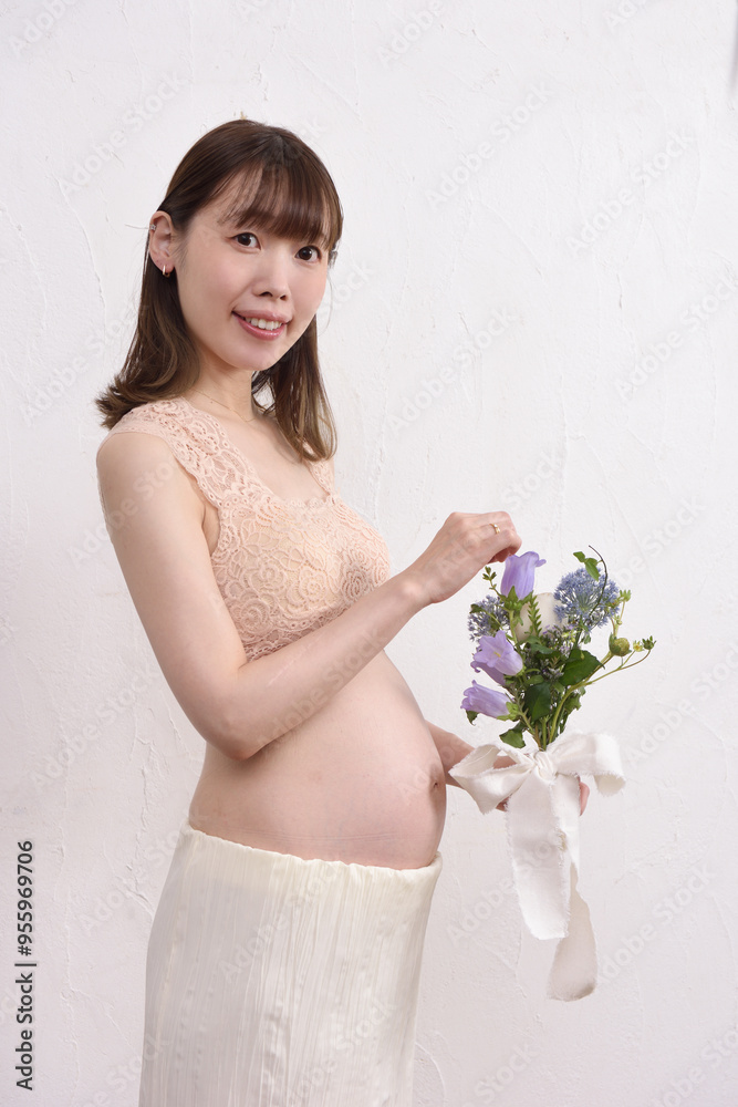 花束を持った若い日本人の妊婦