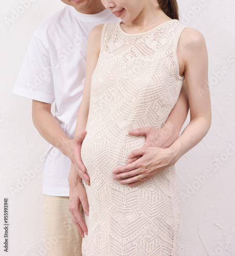 Wallpaper Mural 妊娠した若妻と優しく寄り添う若い夫 Torontodigital.ca