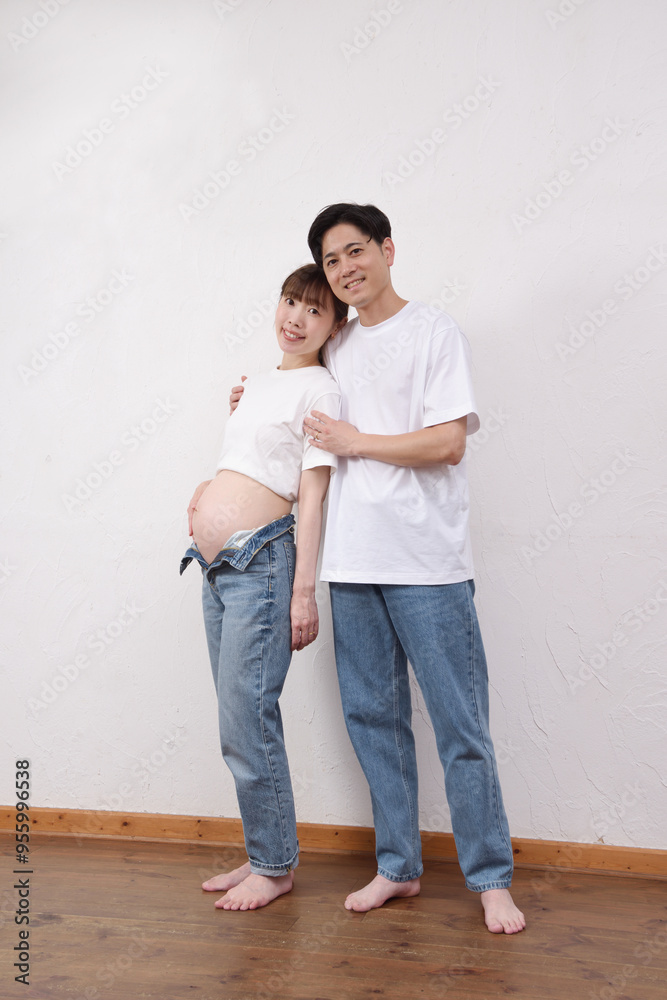 妊娠した大きなお腹の妻に寄り添う夫 妊娠した大きなお腹の妻に寄り添う夫