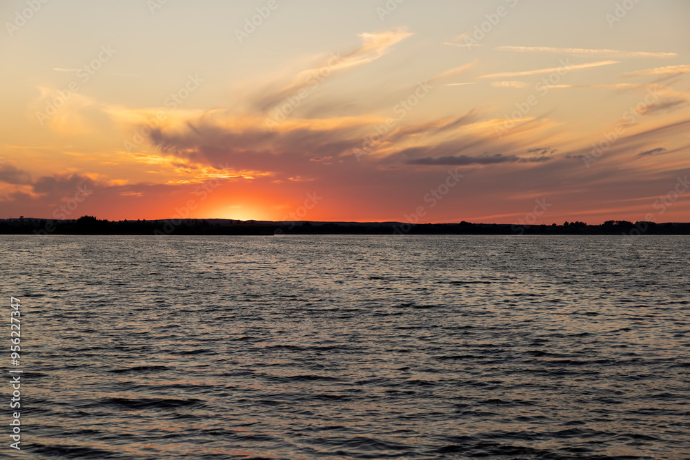 Naklejka premium beautiful bright sunset on the lake in the summer