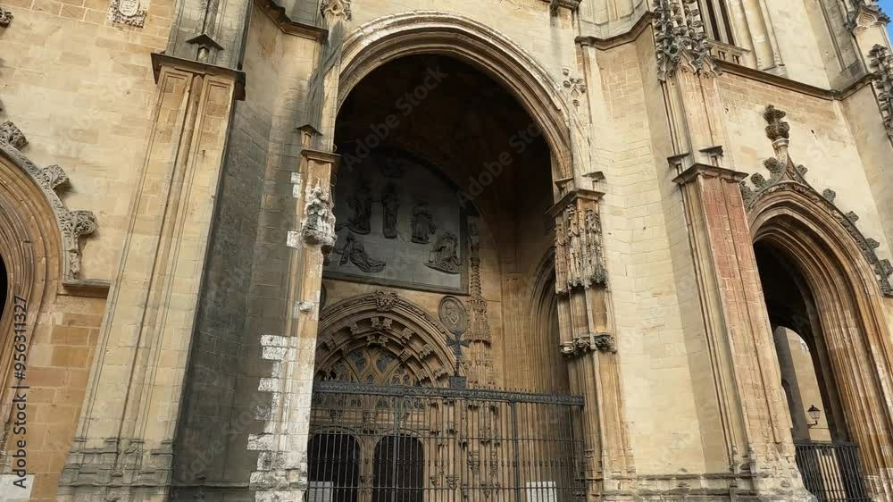 Fachada catedral gótica de Oviedo y acercamiento a la puerta de El Salvador y santa Eulalia de Mérida, España. Sin Audio