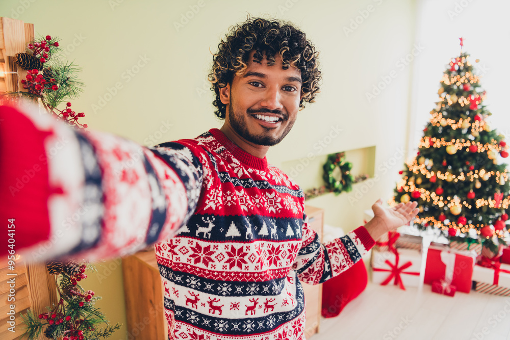 Obraz premium Portrait of nice young man make selfie welcome decorated tree wear xmas sweater holiday atmosphere flat indoors