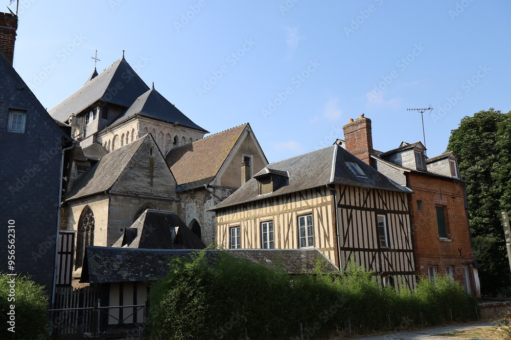 Bâtiment typique, vue de l'extérieur, ville de Pont Audemer, département de l'Eure, France Bâtiment typique, vue de l'extérieur, ville de Pont Audemer, département de l'Eure, France
