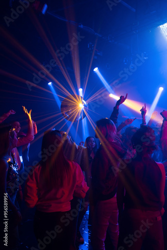 Canvastavla A group of women and men have fun in dance party