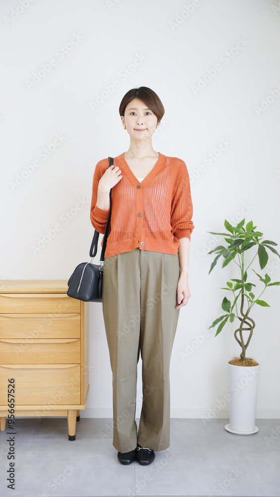 女性秋服夏服のファッションコーディネート全身(縦向き). 女性秋服夏服のファッションコーディネート全身(縦向き).