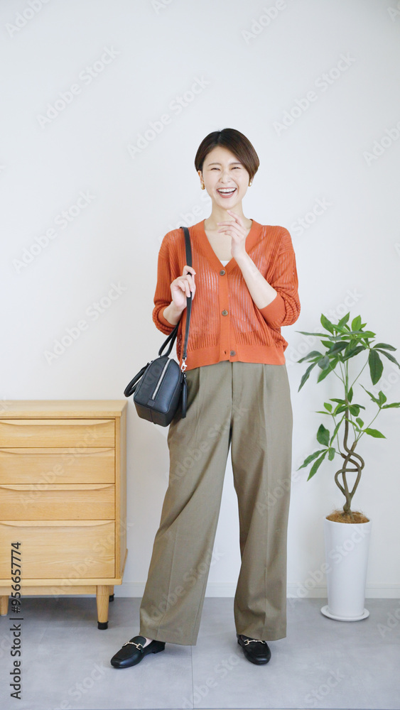 女性秋服夏服のファッションコーディネート全身(縦向き). 女性秋服夏服のファッションコーディネート全身(縦向き).