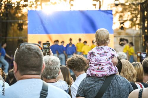 Obraz na płótnie People at an open-air concert, Ukraine w salonie