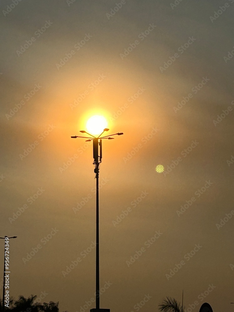 Sol se pondo em post de iluminação Sol se pondo em post de iluminação