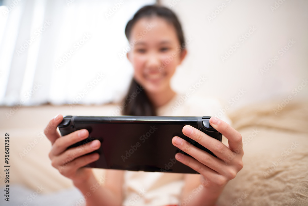 ビデオゲームをする子供の手元 ビデオゲームをする子供の手元
