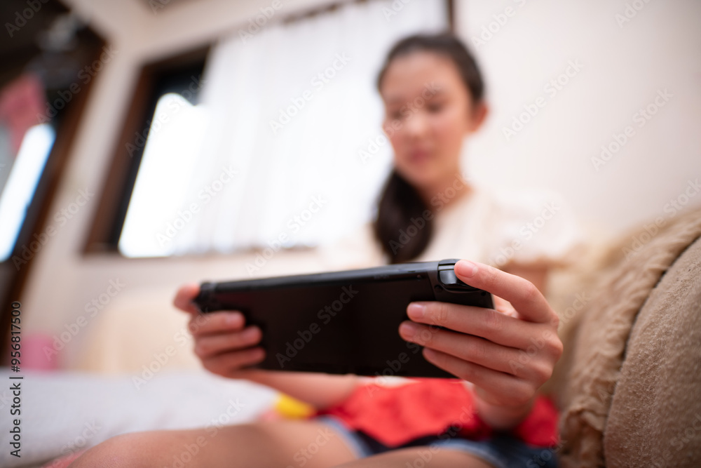 ビデオゲームをする子供の手元 ビデオゲームをする子供の手元