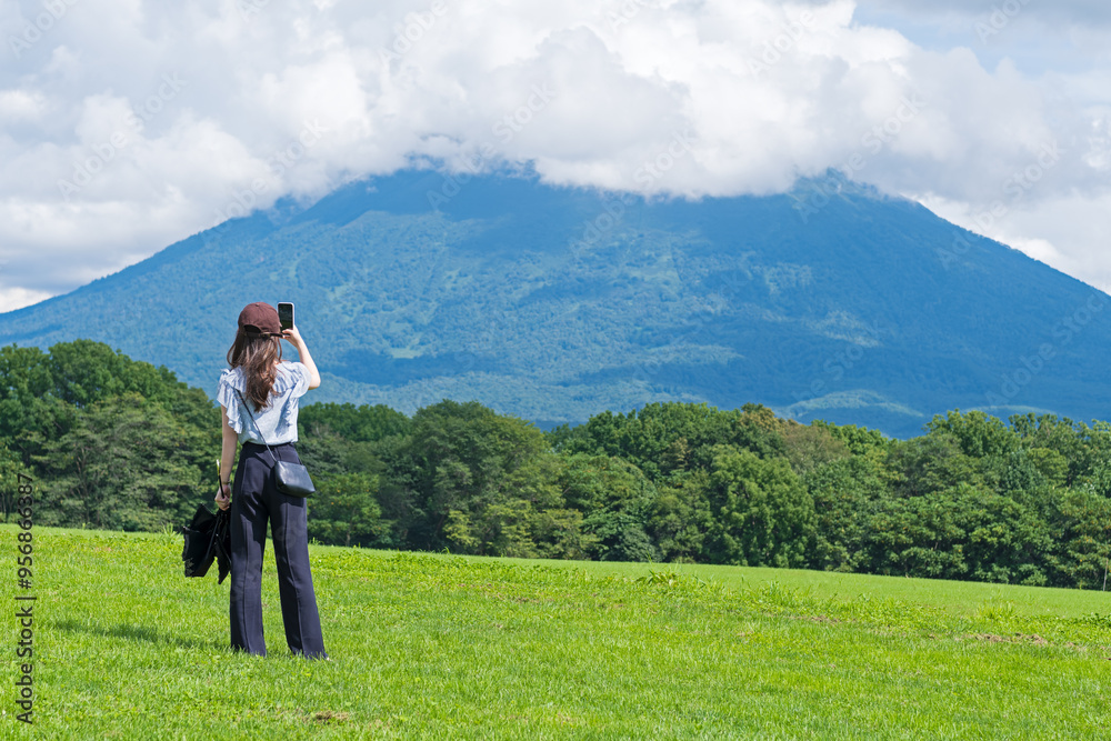 美しい山の写真を撮る女性(北海道 羊蹄山) 美しい山の写真を撮る女性(北海道 羊蹄山)