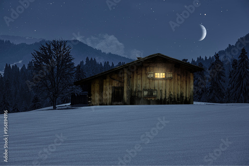 Alte Holzhütte im Winter in verschneiter Landschaft