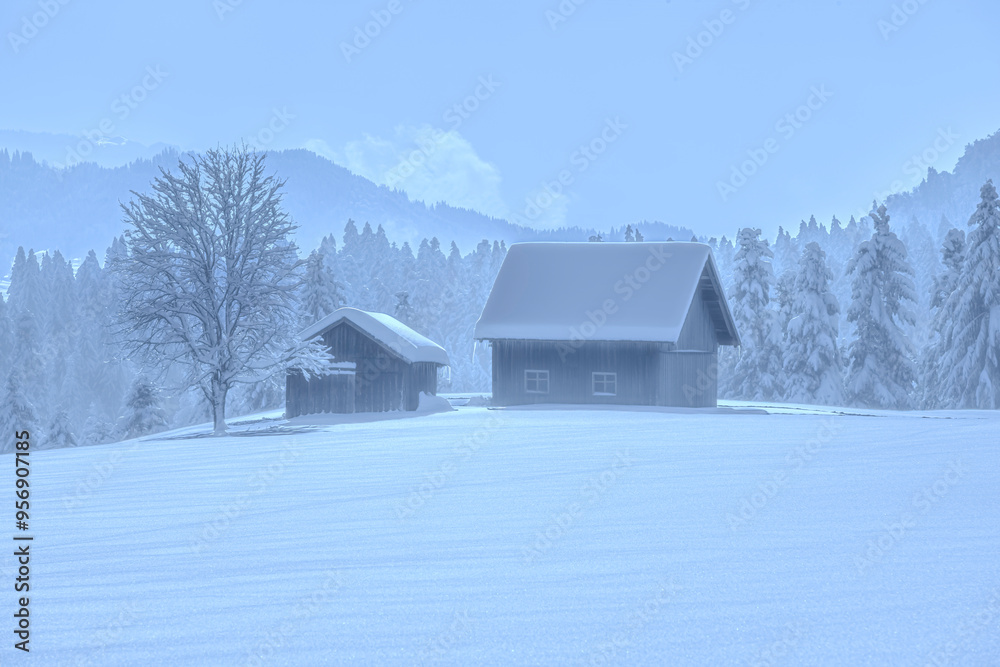 Alte Holzhütte im Winter in verschneiter Landschaft