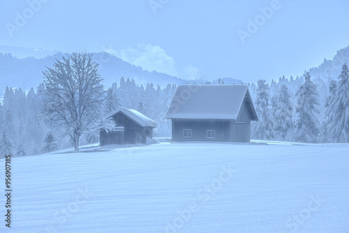 Alte Holzhütte im Winter in verschneiter Landschaft
