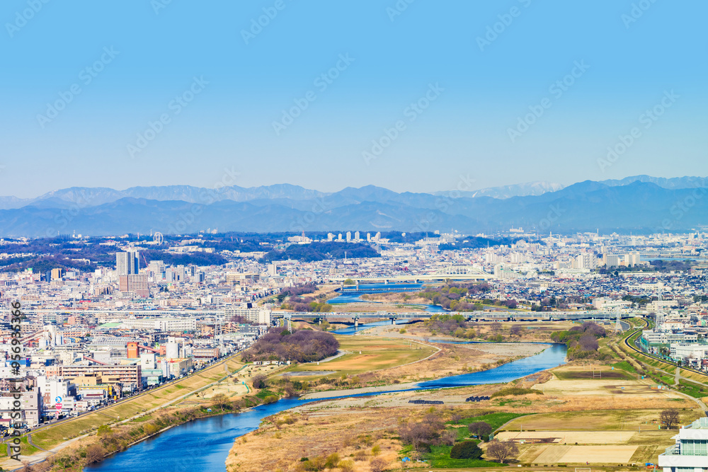 Fototapeta premium 多摩川 の 河川敷 は 東京都 と 神奈川県 の 都県境 【 首都圏 の 河川 】